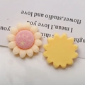 Dettaglio di toppa a forma di girasole di peluche con centro rosa e stella per DIY - Sole E Stelle