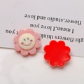 Dettaglio di fiore in peluche con faccina e patch rossa per accessori per capelli fai da te - Fiore Sorridente