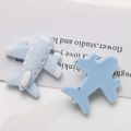 Makrodetail der blauen beflockten Flugzeug DIY Haar-Accessoire Komponente mit Fenstern - Flugzeug