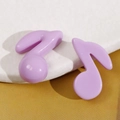 Dettaglio dei ciondoli in resina viola lucida a forma di nota per orecchini e accessori DIY - Viola