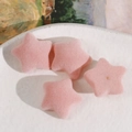 Detalle de dijes de estrella rosa flocados para accesorios de cabello DIY en un plato - Rosa