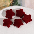 Detalle de cinco dijes de estrellas pentagrama rojos flocados para accesorios y joyería - Rojo