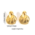 Detailansicht goldener Ohrringe mit strukturierter Muschelbasis und ovalem Anhänger - Jakobsmuschel Stil (0801)