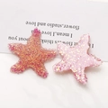 Gros plan de charms étoile de mer en résine scintillante avec dégradés de couleurs DIY - Rose Rouge