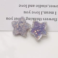 Detailaufnahme von 20mm glitzernden Sternanhängern aus Harz mit lila Pailletten für DIY - Hellviolett
