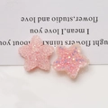 Detailaufnahme von rosa glitzernden Sternanhängern aus Harz für DIY-Schmuck und Basteln - Hellrosa