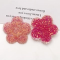 Detailansicht bunter Fünf-Blatt-Resinblumen mit glitzernden Strasssteinen für DIY - Fuchsia