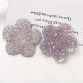 Detailansicht von zwei lila holografischen Harzblumen mit glitzernden Pailletten für Bastelarbeiten - Hellviolett
