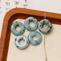 Detailansicht von fünf Naturstein-Donut-Perlen mit blauen Fleckenmustern in Holzschale - Hellblau Schwarz Grau Gemustert (Stil 10) / 1 Stück (20x20mm)