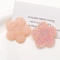Nahaufnahme von rosa Resin-Blütenanhängern mit Glitzer-Finish für DIY-Schmuck - Hellrosa
