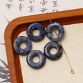 Detailansicht von blau gefleckten Naturstein-Donuts für DIY-Schmuck und Bastelarbeiten - Dunkelblau Gefleckter Stil (Stil 7) / 1 Stück (20x20mm)
