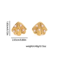 Goldene Muschelohrringe mit fünf kleinen weißen Perlen und Rippenstruktur für Damen - Perle Jakobsmuschel Stil (1081)