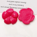 Dettaglio di fiori in resina rosa a cinque petali per la creazione di gioielli DIY - Rosso rosa