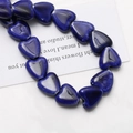Détail macro de perles en céramique bleu foncé en forme de cœur pour bijoux DIY - Bleu clair