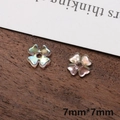 Vue macro de breloques trèfle aurora irisées de 7 mm pour la fabrication de bijoux DIY - Forme de trèfle à quatre feuilles (4#) / Blanc Perle Irisé