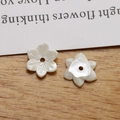 Dettaglio macro di fiori in resina perlata con foro centrale per accessori gioielli fai-da-te - Stile Fiore a Sei Petali Bianco Perla