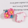 Makroansicht der rosa Harzblumen mit glatter weißer Rückseite für DIY-Bastelarbeiten - Zwei-Blütenblatt-Blumenstil
