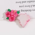 Detailansicht der rosa Harzblumen für DIY mit Vorderseite und flacher weißer Rückseite - Dreiblättriger Blumen-Stil
