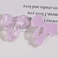 Detailansicht von hellvioletten Harzschleifen-Anhängern in halbtransparent und uni - Hellvioletter Schleifen-Stil