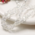 Vue détaillée de perles carrées en verre translucide aux reflets irisés arc-en-ciel - 1 Fil (env. 60 perles) / 10# Blanc Dégradé