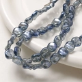 Détail macro de perles de verre carrées translucides bleu-gris avec fini perlé - 1 Fil (env. 60 perles) / 5# Bleu Dégradé