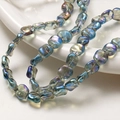 Gros plan de perles de verre bleues irisées au fini brillant pour bijoux artisanaux - 1 Fil (env. 60 perles) / 4# Bleu Violet Dégradé