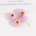 Dettaglio di perline in peluche rosa con grandi fori dorati per la creazione di gioielli - Rosa Intenso