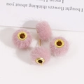 Vista dettagliata di quattro ciondoli a sfera in peluche rosa con occhielli dorati per fai da te - Rosa Chiaro