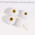 Dettaglio di perle bianche in peluche con fori in metallo dorato per creazione gioielli - Bianco