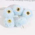 Detail van lichtblauwe 20 mm pluche pompon kralen met gouden metalen gaten voor DIY sieraden - Lichtblauw