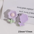 Detalle de dijes de flores de 23mm con textura flocada púrpura y reverso de resina - Flor Morada