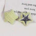 Detalle macro de accesorio para el pelo con forma de estrella en tela de cuadros verde claro - verde claro