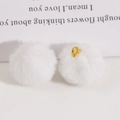 Detail von weichen 20mm weißen Kunstfell-Pompons mit goldenen Metallschlaufen für DIY-Schmuck - Weiß Nr. 2