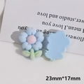 Detalle macro de dije de resina de flor flocada para joyería DIY con medidas 23mm por 17mm - Flor Azul