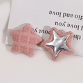 Dettaglio accessori per capelli a stella in tessuto rosa con finiture metalliche lucide - Rosa Arancio