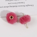 DIY sieraden hanger met zachte rozerode pluche bal en gouden ring voor oorbellen - Donkerroze
