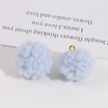 Gros plan de pompons duveteux bleu clair avec anneaux dorés pour la création de bijoux - Bleu clair duveteux