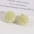 Détail d'un pompon en peluche vert clair avec boucle dorée pour la création de bijoux - Jaune citron duveteux