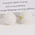 Gros plan de pompons blancs en peluche avec boucles dorées pour la création de bijoux - Blanc duveteux