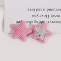 Detail van roze stervormige stoffen patches met metalen sterknop voor decoratie - Roze