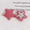 Detail van roze gebreide sterrenbedels en metalen ster voor doe-het-zelf accessoires - Rozerood