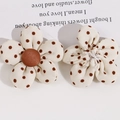 Detalle de las costuras traseras y la suave textura de tela de dos pinzas de flores con lunares - Lunares Café Blanco