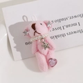 Dettaglio portachiavi orsetto di peluche rosa con collana di perle e stella - Rosa