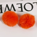 Vista macro de pompones de felpa naranja brillante de 55mm para joyería DIY y accesorios - Naranja
