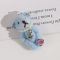 Dettaglio portachiavi orsetto di peluche azzurro con collana di perle e stella - Blu