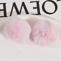 Primer plano de dos pompones de piel sintética rosa pastel para manualidades de bricolaje - Rosa Claro