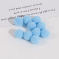 Vue macro de pompons en polyester bleu clair 10mm pour bijoux et accessoires DIY - 10MM (100 Pièces/Paquet) / Bleu