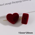 Vista detallada de colgantes de corazón flocados rojos con pines dorados, tamaño 15x20mm - Corazón de Agujero Horizontal