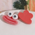 Détail d'accessoires en résine rouge floquée avec yeux de dessin animé et forme de cœur - Rouge floqué
