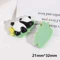 Dettaglio fronte e retro dei ciondoli panda in resina per fermagli e fai da te, 21x32mm - Panda sdraiato